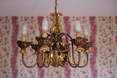Chambre 311 

Lustre à 6 feux en laiton doré...