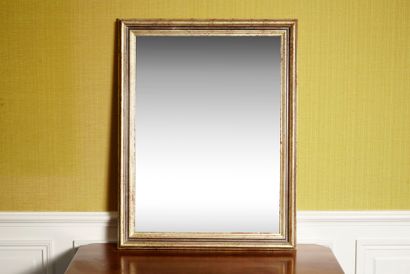 Chambre 202

Miroir cadre en bois doré sur...