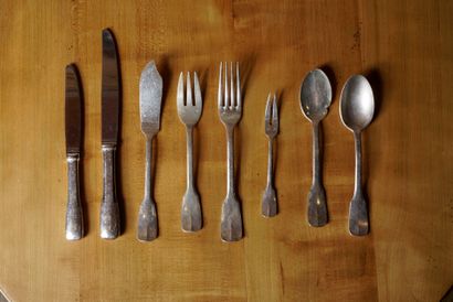 Réserve : 
Ménagère en métal argenté et inox...