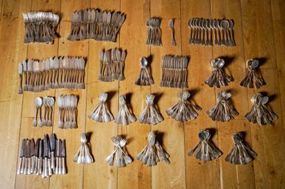 Réserve : 
Ménagère en métal argenté et inox...