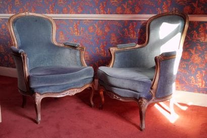 Chambre 312 :

Paire de bergères en bois...