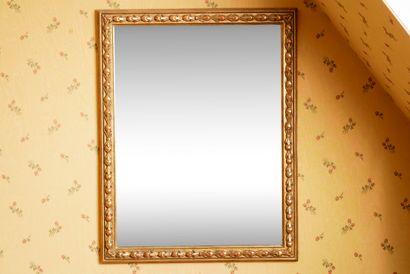 Chambre 307 :

Miroir à cadre en bois mouluré...