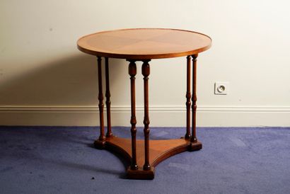 Chambre 309 :

Guéridon en acajou et placage...