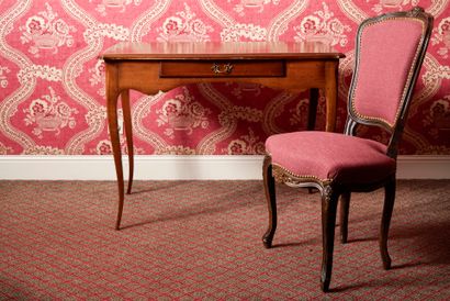 Chambre 308 :
Bureau en bois naturel ouvrant...