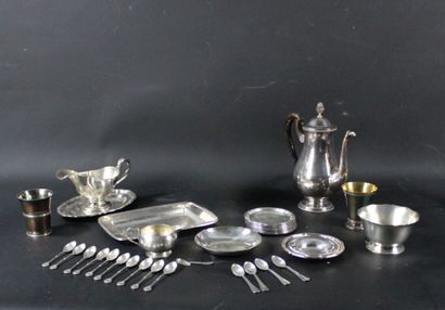 Réunion de pièces de service et objets en...