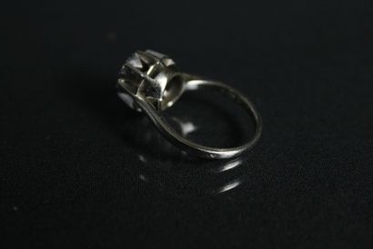 Bague en or 18K (750/1000) et platine sertie...