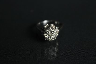 Bague en or 18K (750/1000) et platine sertie...