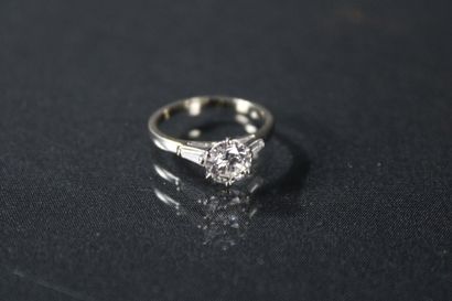 Bague en or blanc 18K (750/1000) sertie d'un...