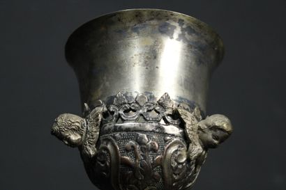Calice en laiton orné de putti et feuilles...