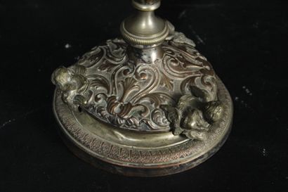 Calice en laiton orné de putti et feuilles...