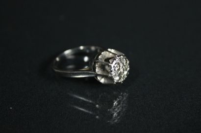 Bague en or 18K (750/1000) et platine sertie...
