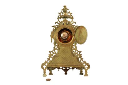 Importante pendule en bronze doré ciselé...