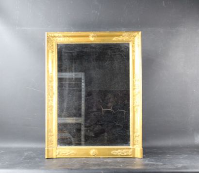 Miroir en bois doré à décor de feuilles d'acanthe,...