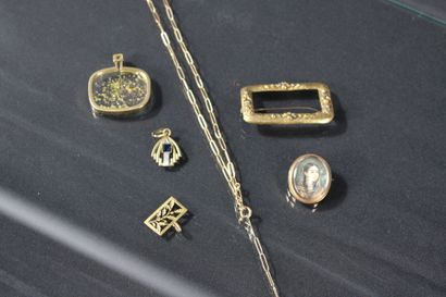 Réunion d'un pendentif en or jaune 18K (750/1000)...