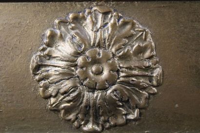 Miroir en bois doré à décor de feuilles d'acanthe,...