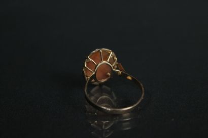Bague en or jaune 18K (750/1000) ornée d'un...