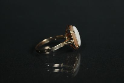 Bague en or jaune 18K (750/1000) ornée d'un...