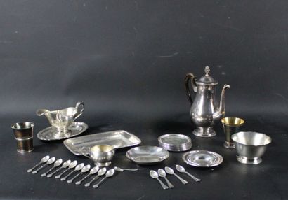 Réunion d'éléments de service de table en...