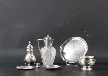 Réunion de pièces de service et objets en...