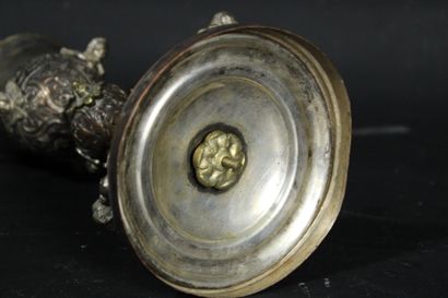 Calice en laiton orné de putti et feuilles...