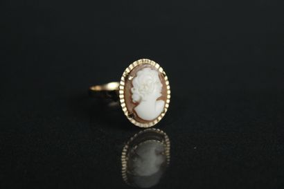 Bague en or jaune 18K (750/1000) ornée d'un...