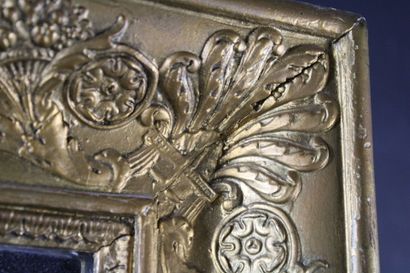 Miroir en bois doré à décor de feuilles d'acanthe,...