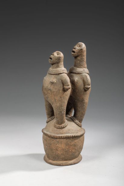 NIGERIA - Funerary terracotta surmounted...