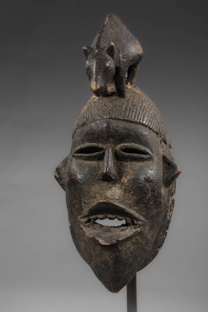 BURKINA FASO - Beautiful old face mask surmounted...