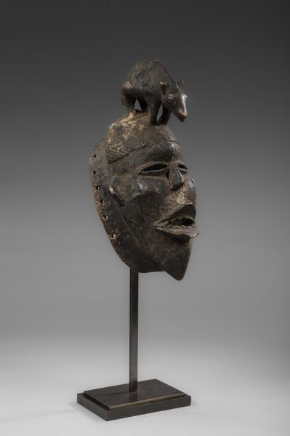 BURKINA FASO - Beautiful old face mask surmounted...