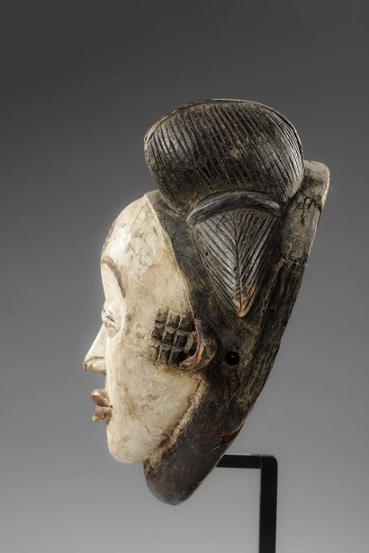 GABON - PUNU
Mukuyi mask - known as a white...