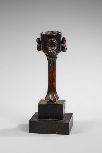 RDC/ZAÎRE - KONGO - Coupe cérémonielle surmontant...