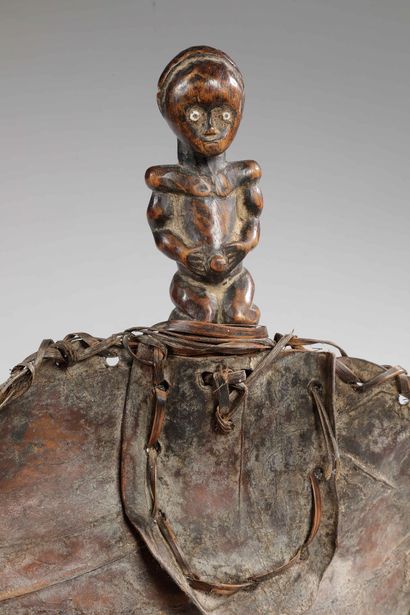 MYENE - Ceremonial fan - Leather and wood...