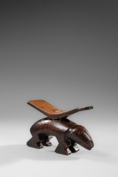 ANGOLA - TSHOKWE
Zoomorphic neck rest
Wood,...