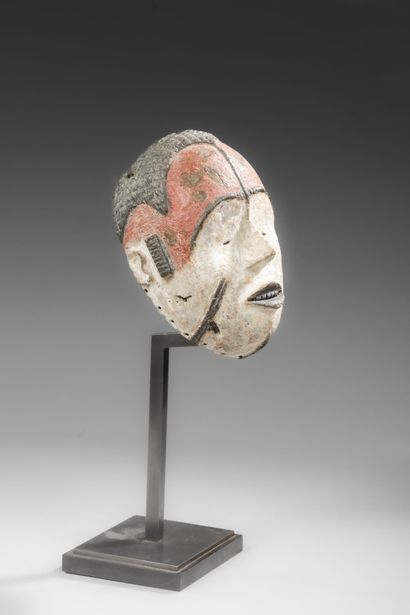 GABON
Magnificent OSSO mask from the Mbwiti...