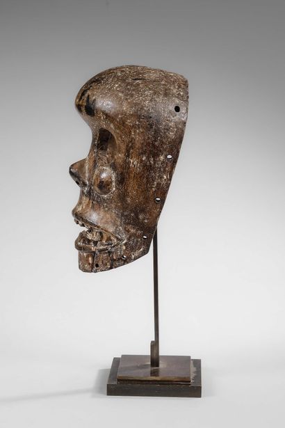 NIGERIA 
Commemorative mask with skeletal...