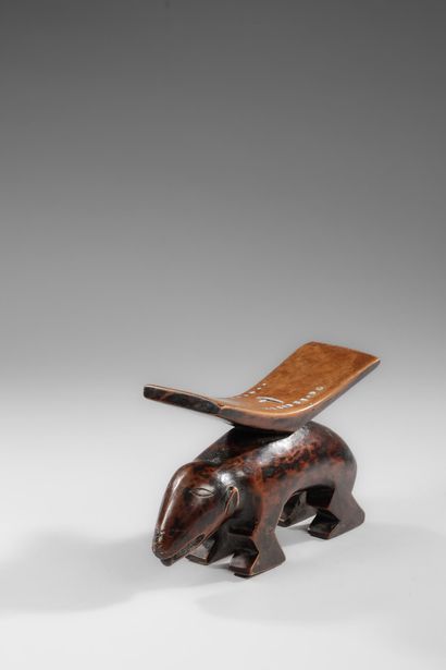 ANGOLA - TSHOKWE
Zoomorphic neck rest
Wood,...