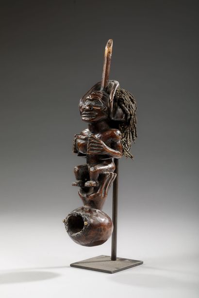 ANGOLA / TSHOKWE
Pipe cérémonielle anthropomorphe,...