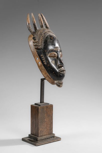 BAOULE - Family mask surmounted by 4 horns
Wood,...