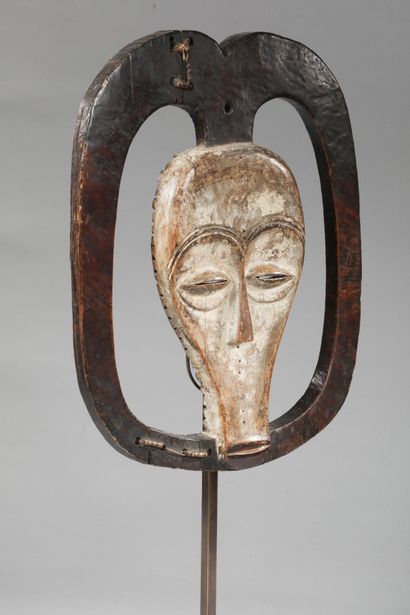 GABON - KWELE
Masque Ekuk représentant un...