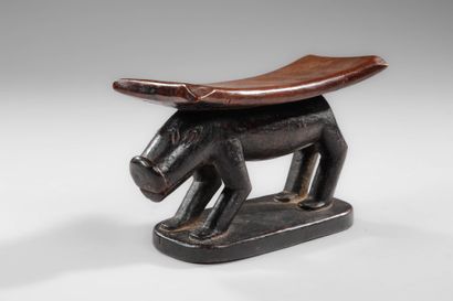 ANGOLA - TSHOKWE
Zoomorphic neck rest
Wood,...