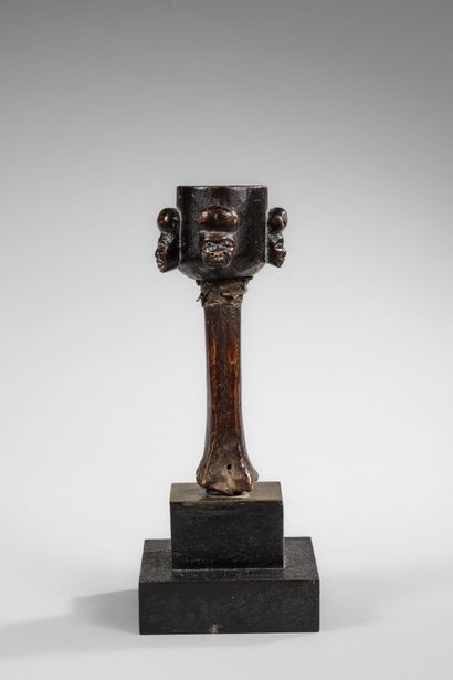 RDC/ZAÎRE - KONGO - Coupe cérémonielle surmontant...