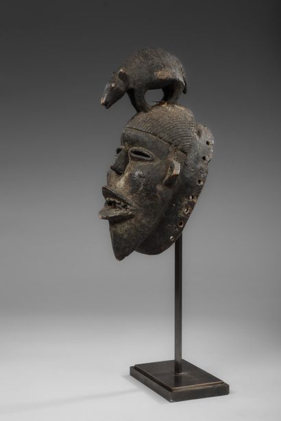 BURKINA FASO - Beautiful old face mask surmounted...