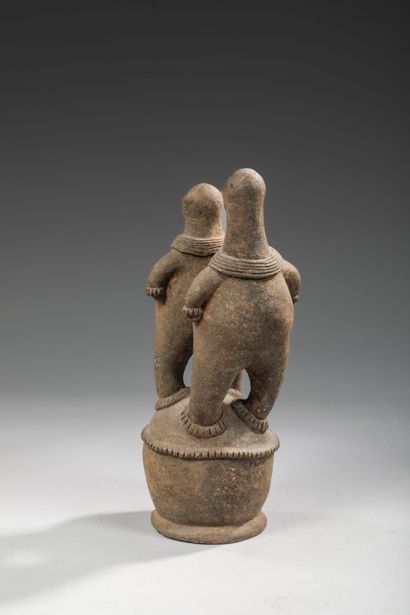 NIGERIA - Funerary terracotta surmounted...