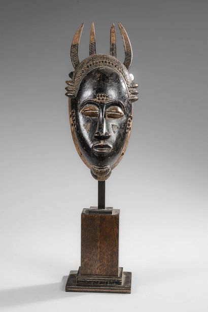 BAOULE - Family mask surmounted by 4 horns
Wood,...