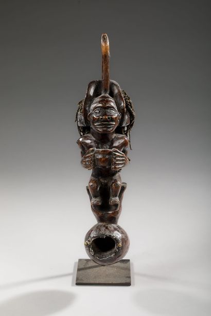 ANGOLA / TSHOKWE
Pipe cérémonielle anthropomorphe,...