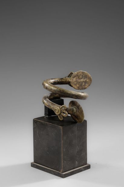 NIGERIA - IGBO
Très ancienne et belle monnaie...