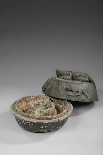 NIGERIA - YORUBA
Kola nut box with zoomorphic...