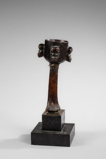 RDC/ZAÎRE - KONGO - Coupe cérémonielle surmontant...