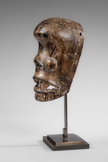 NIGERIA 
Commemorative mask with skeletal...