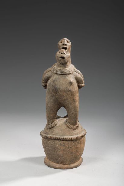 NIGERIA - Funerary terracotta surmounted...